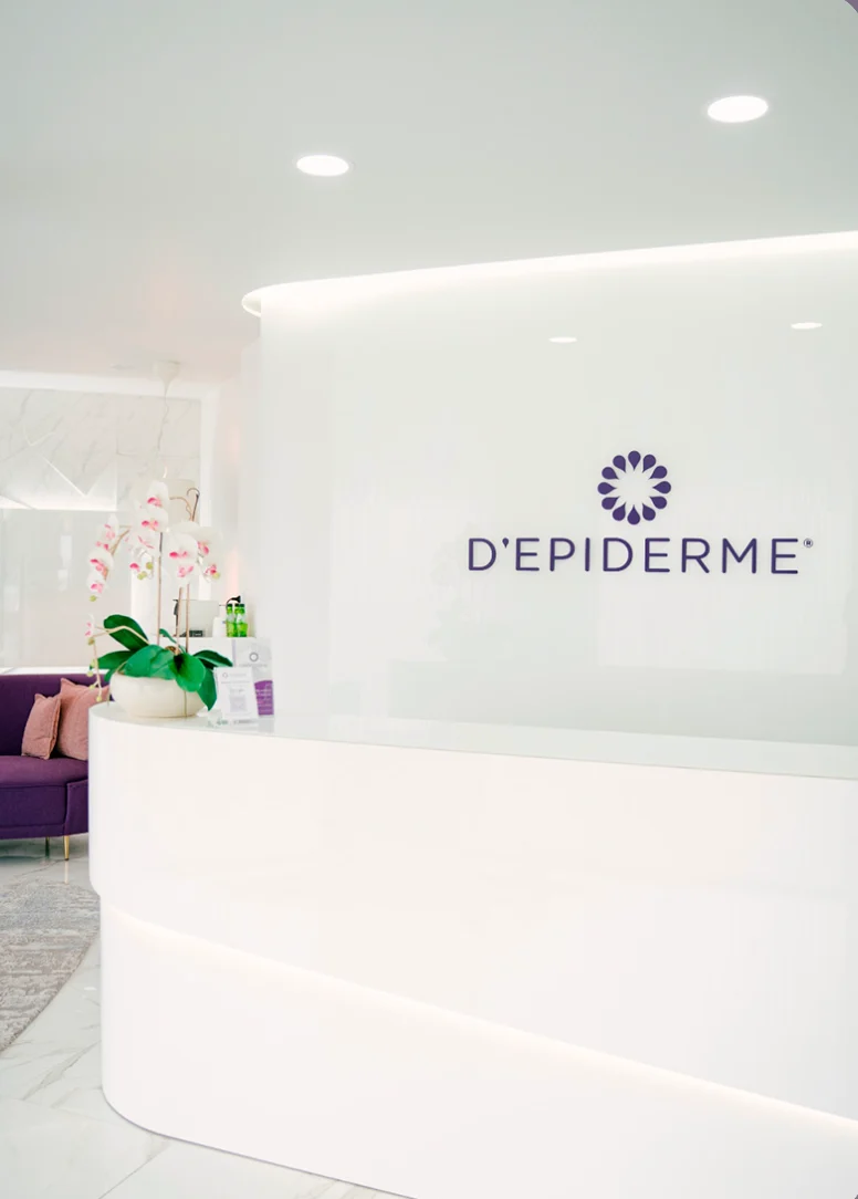 Empfang einer Depiderme-Klinik mit dem Logo an der Wand