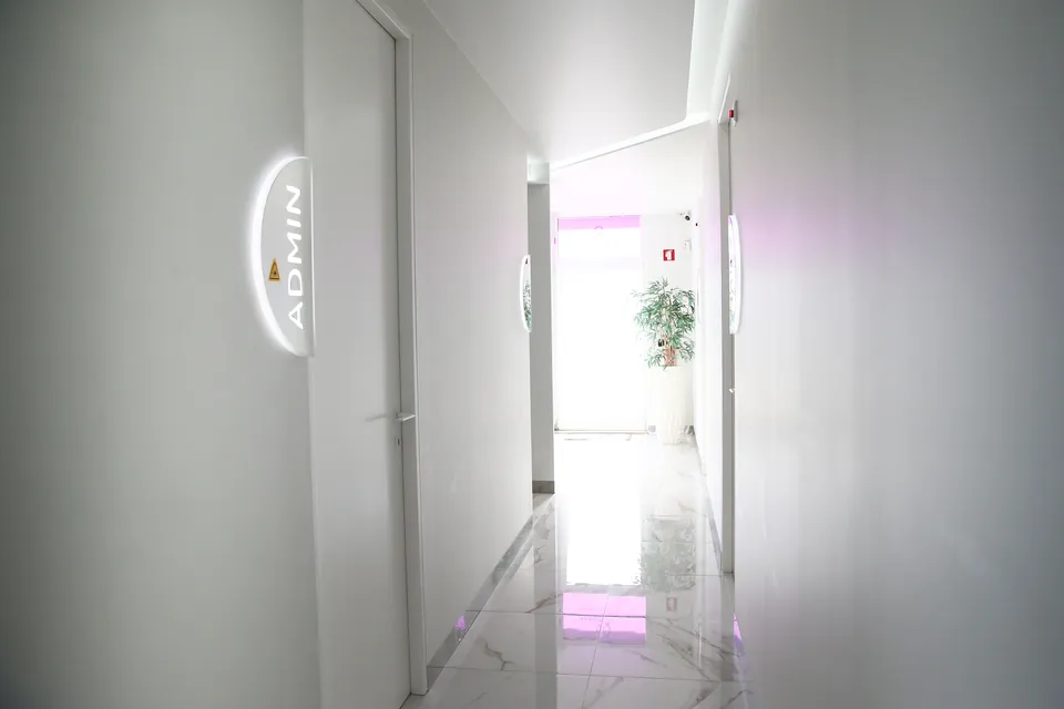 Corredor dos gabinetes da clínica Depiderme em Leiria