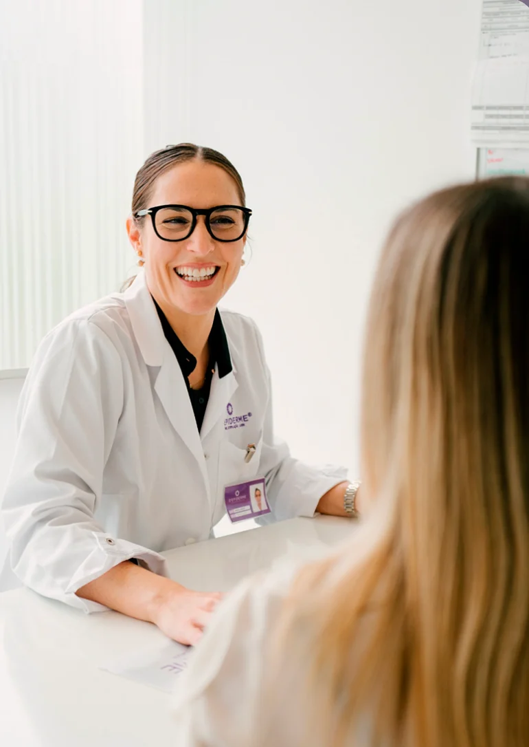 Lächelnde Depiderme-Gesundheitsfachkraft bei einer Beratung